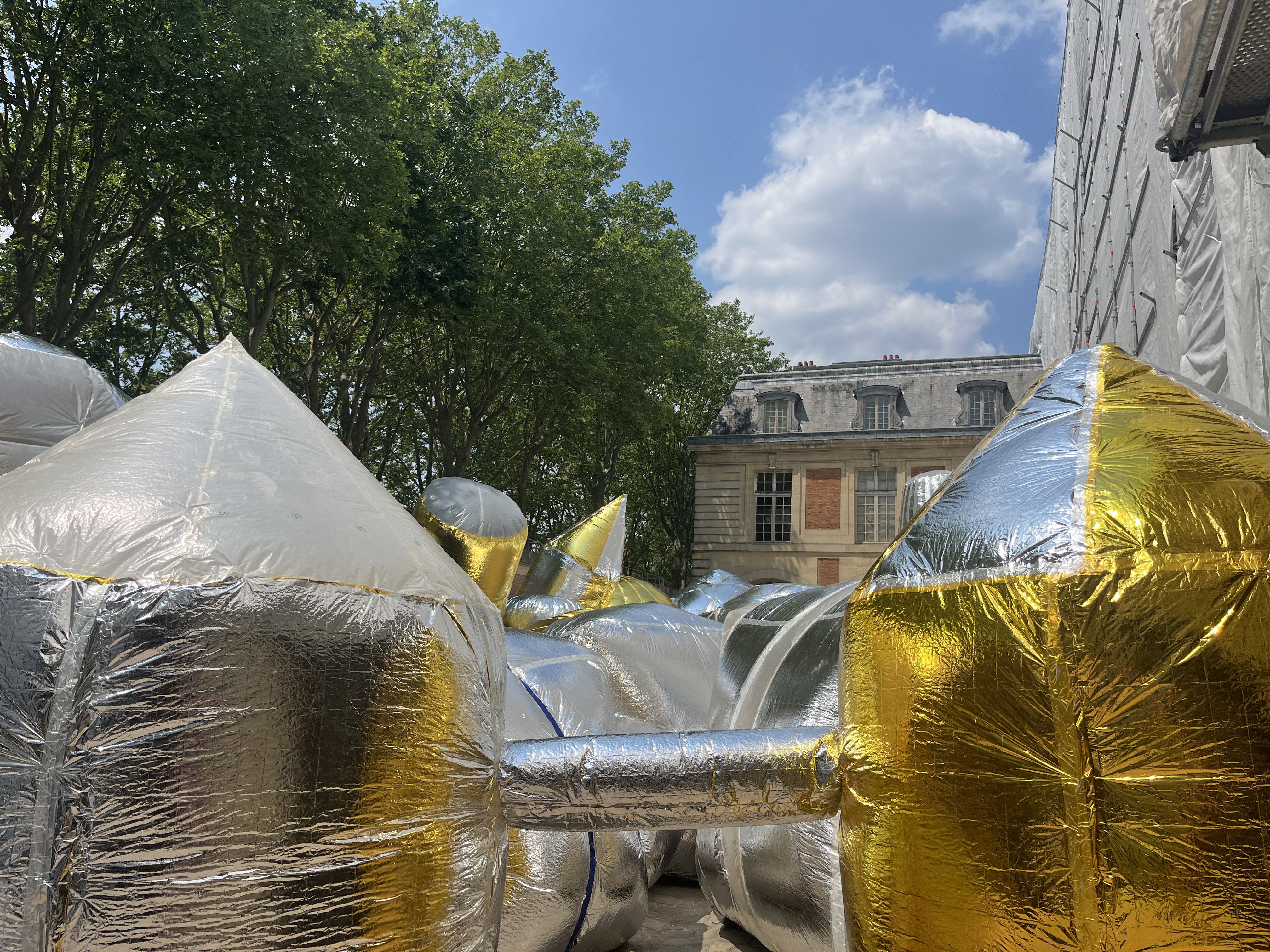 Les abris de fortunes dans la cours de l'ENSA Versailles en 2023