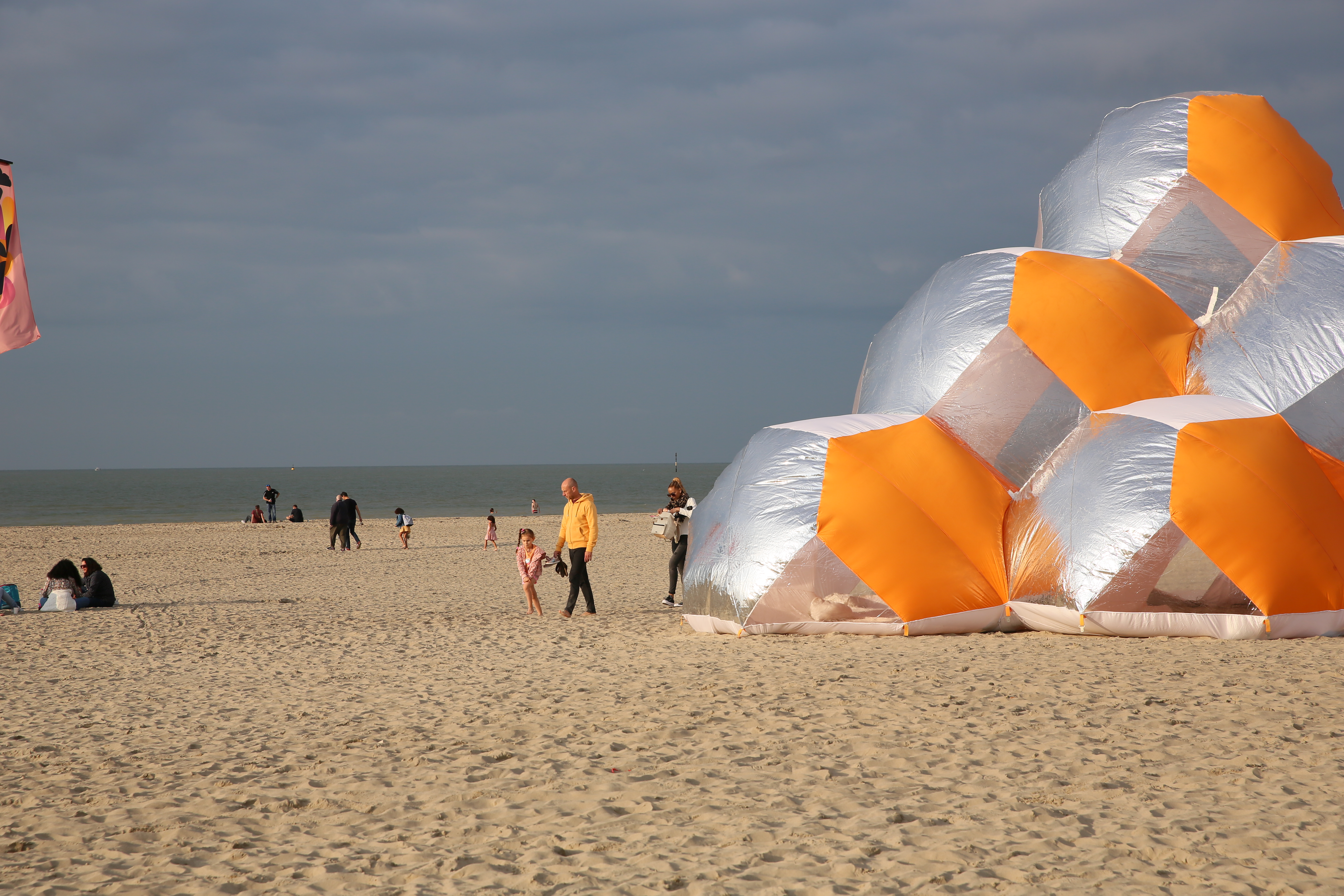 L'architecture gonflable Octave installée à Malo-les-Bains, à Dunkerque, en 2021, dans le cadre du festival La Bonne Aventure 2021